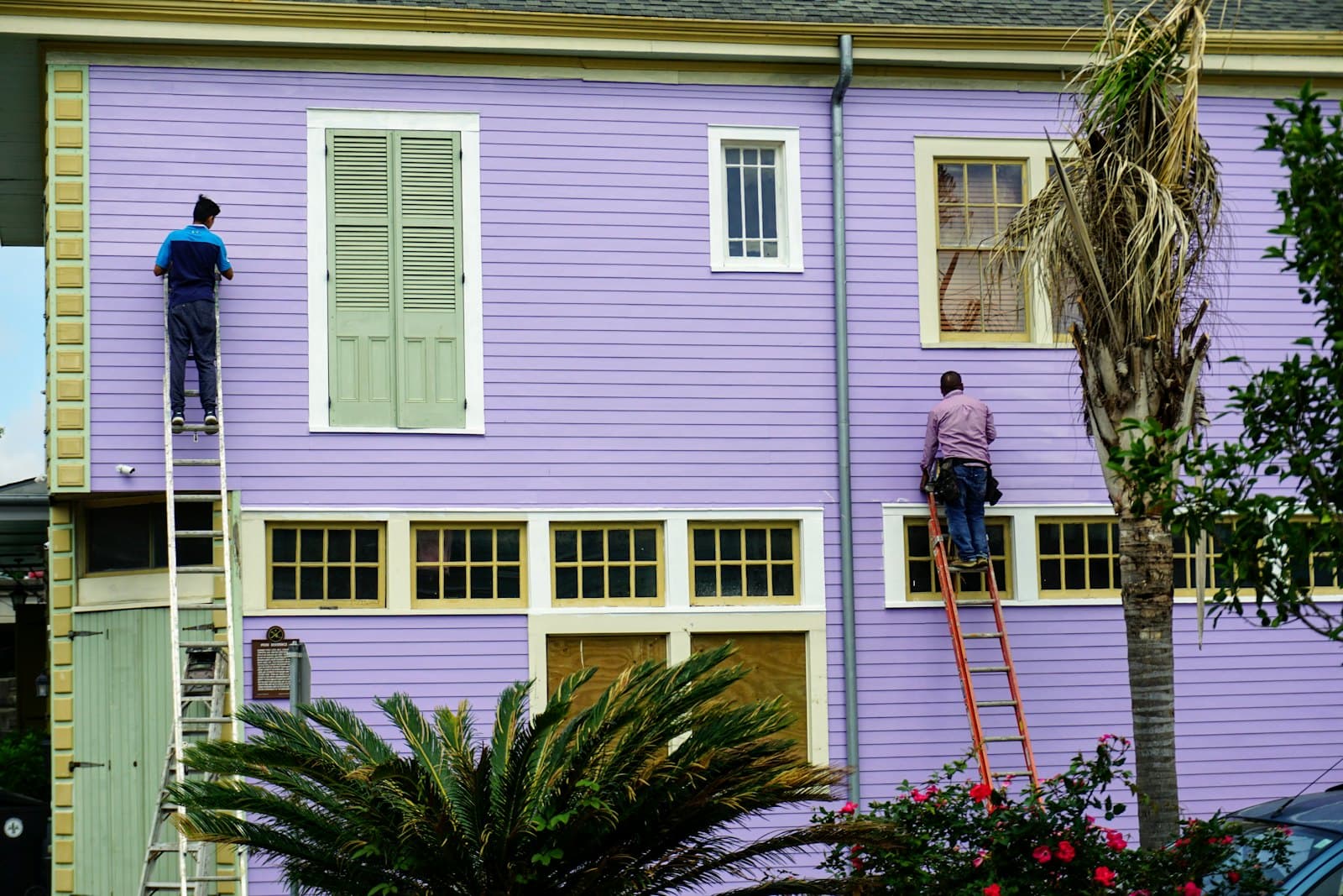 Zona común de una comunidad de vecinos recién pintada en Elche